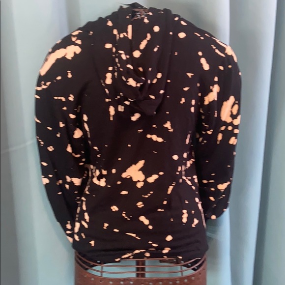 NWT hooded..lip print/splatter paint sweatshirt. - Picture 3 of 4